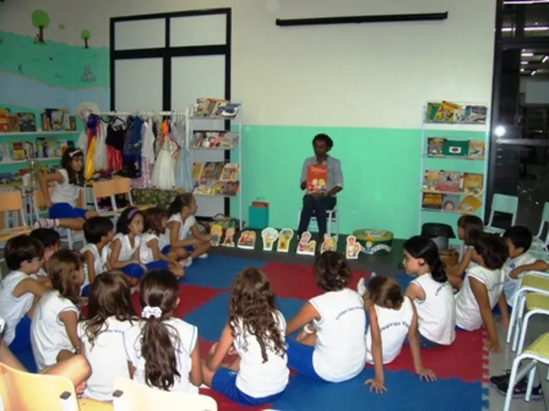 'Arte de guardar histórias': escritora de Niterói ajuda a formar nova geração de leitores com projeto nas escolas