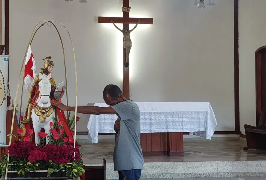 Centenas de fiéis celebram missas de São Jorge em São Gonçalo e Niterói