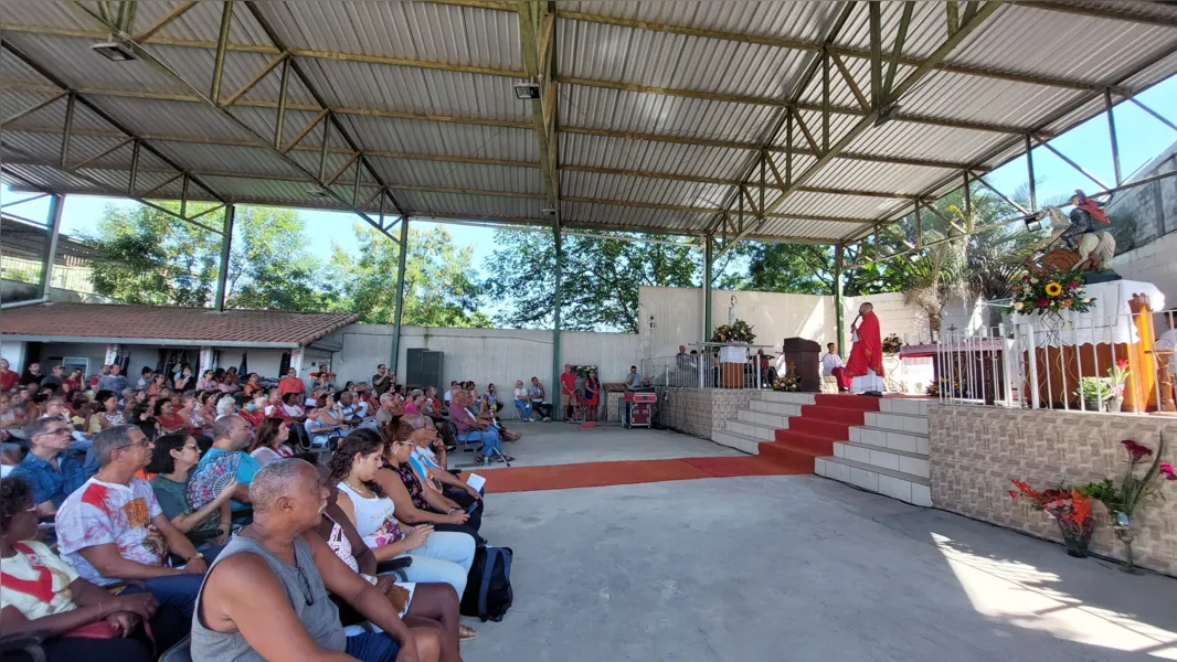 Centenas de fiéis celebram missas de São Jorge em São Gonçalo e Niterói