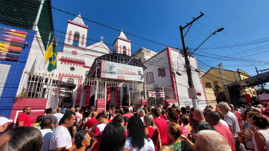 Centenas de fiéis celebram missas de São Jorge em São Gonçalo e Niterói