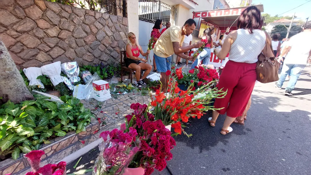 Centenas de fiéis celebram missas de São Jorge em São Gonçalo e Niterói