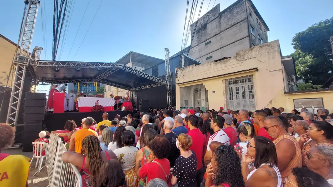 Centenas de fiéis celebram missas de São Jorge em São Gonçalo e Niterói