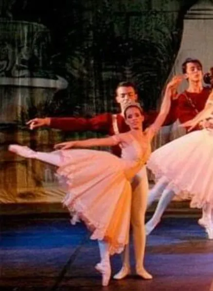 Criando magia através da dança, Claudia Araújo promove arte, encanto e beleza com sua Escola de Ballet