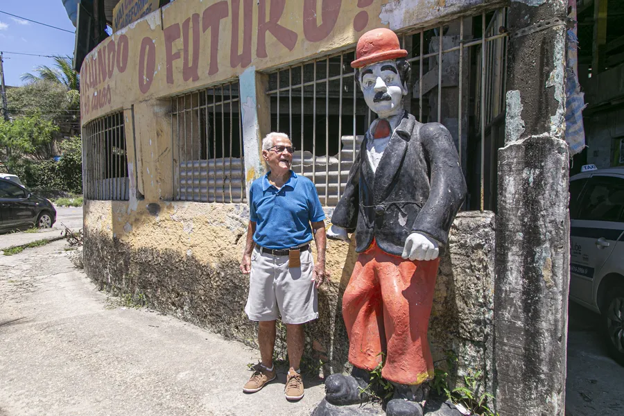 Curiosidades gonçalenses: Você sabia que existe uma estátua de Charlie Chaplin em São Gonçalo?