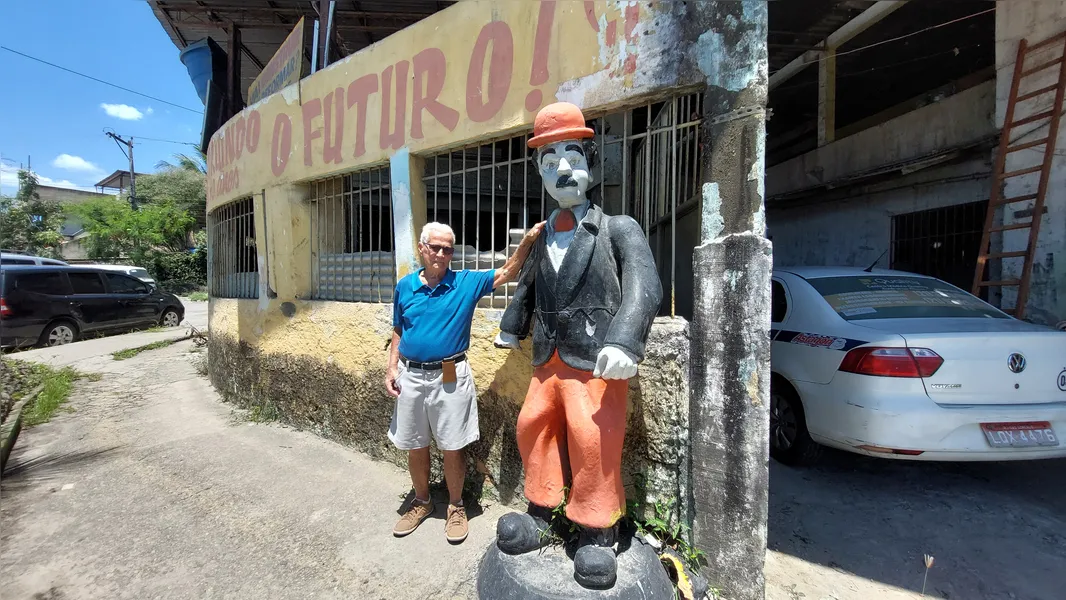 Curiosidades gonçalenses: Você sabia que existe uma estátua de Charlie Chaplin em São Gonçalo?