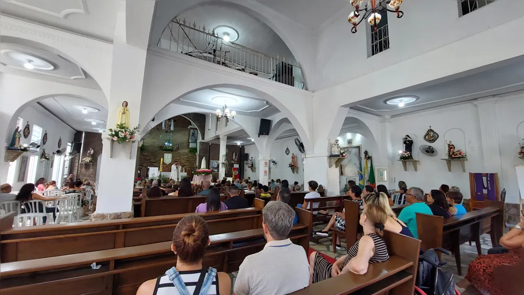 Devotos celebram o Dia de Nossa Senhora de Fátima