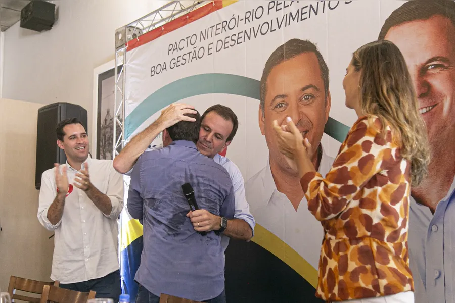 Eduardo Paes anuncia apoio a Rodrigo Neves e os dois assinam pacto pela democracia