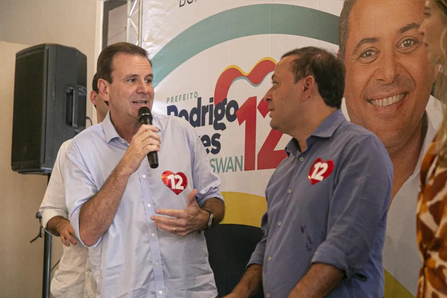 Eduardo Paes anuncia apoio a Rodrigo Neves e os dois assinam pacto pela democracia