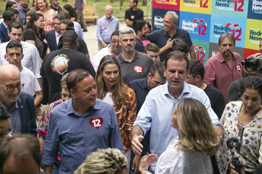 Eduardo Paes anuncia apoio a Rodrigo Neves e os dois assinam pacto pela democracia