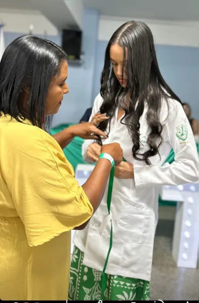 Estudantes de nutrição participam da '1ª Cerimônia do Jaleco' em evento da Universo