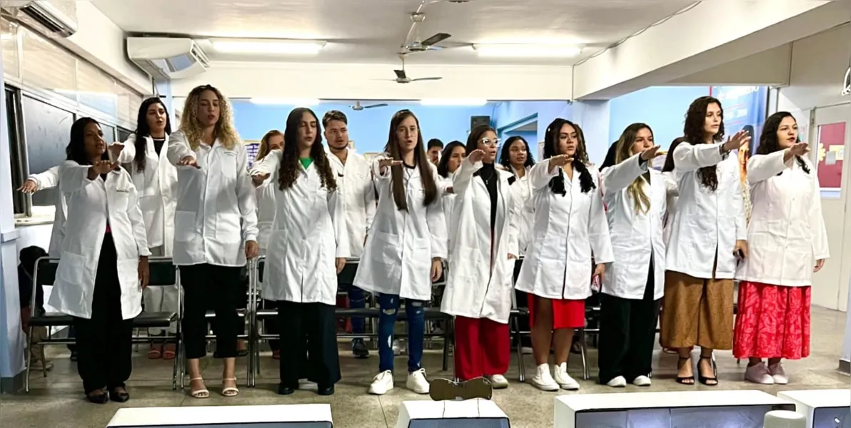 Estudantes de nutrição participam da '1ª Cerimônia do Jaleco' em evento da Universo