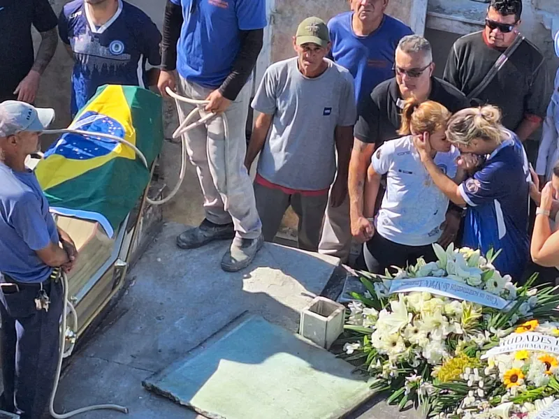 Familiares se despedem de jovem morto com queda de poste em Niterói: "que a Justiça seja feita"