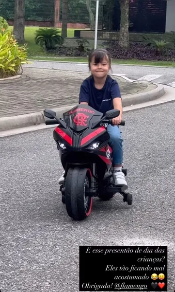 Flamengo presenteia filhos de seus jogadores com brinquedos personalizados; Confira!