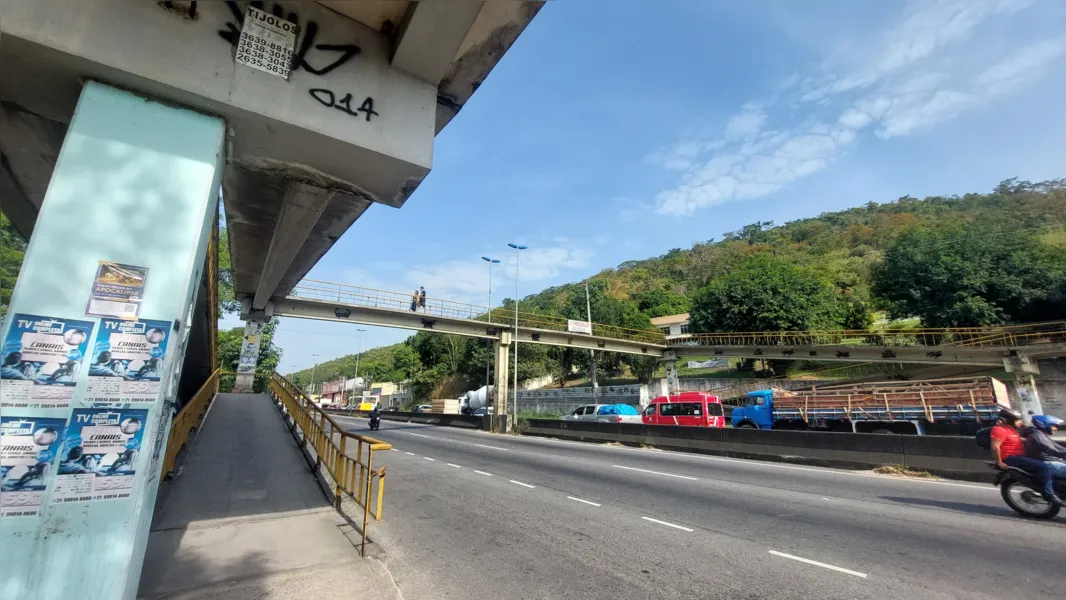 Pedestres denunciam risco oferecidos por passarelas da rodovia RJ-104