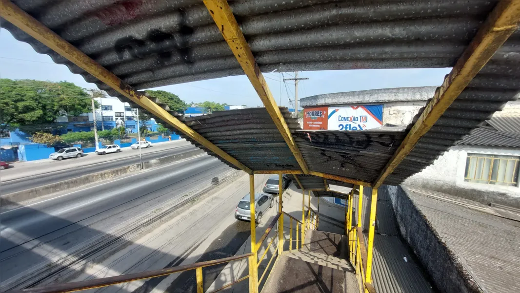 Pedestres denunciam risco oferecidos por passarelas da rodovia RJ-104