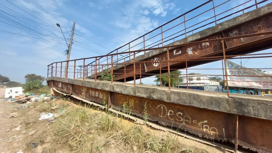 Pedestres denunciam risco oferecidos por passarelas da rodovia RJ-104