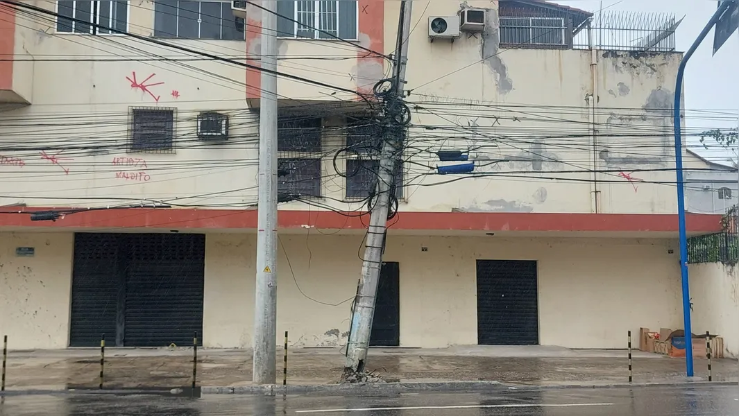 Postes em condições precárias geram transtornos a motoristas e pedestres em São Gonçalo