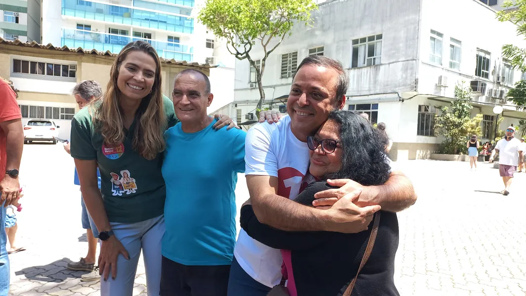 Rodrigo Neves vota em Niterói rodeado de apoiadores e ao lado da candidata a vice-prefeita