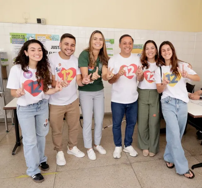 Rodrigo Neves vota em Niterói rodeado de apoiadores e ao lado da candidata a vice-prefeita