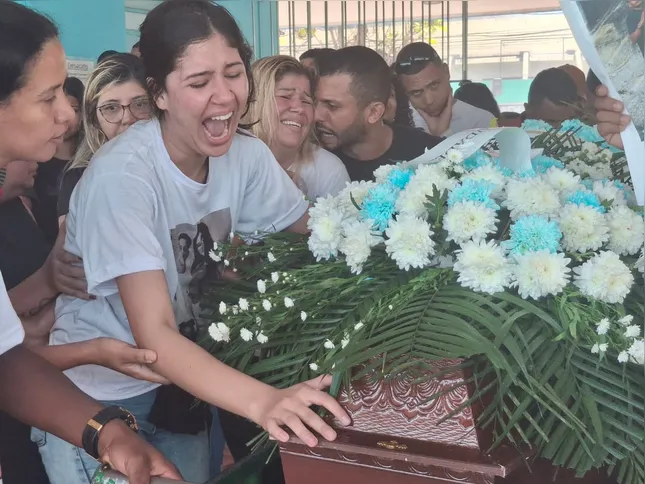 O sepultamento foi marcado por emoção e revolta