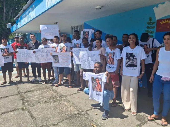 Com gritos por justiça e muita emoção, parentes e amigos acompanharam o enterro de Gabriel, morto após ataque violento em um bar