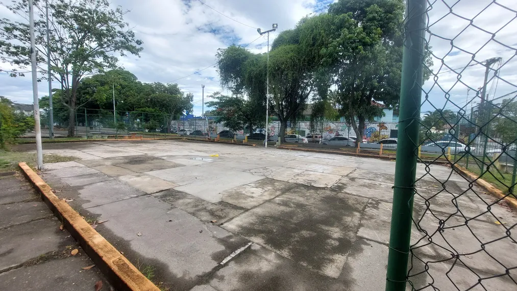 Abandono da Praça do Barreto, em Niterói, causa receio e insatisfação aos moradores