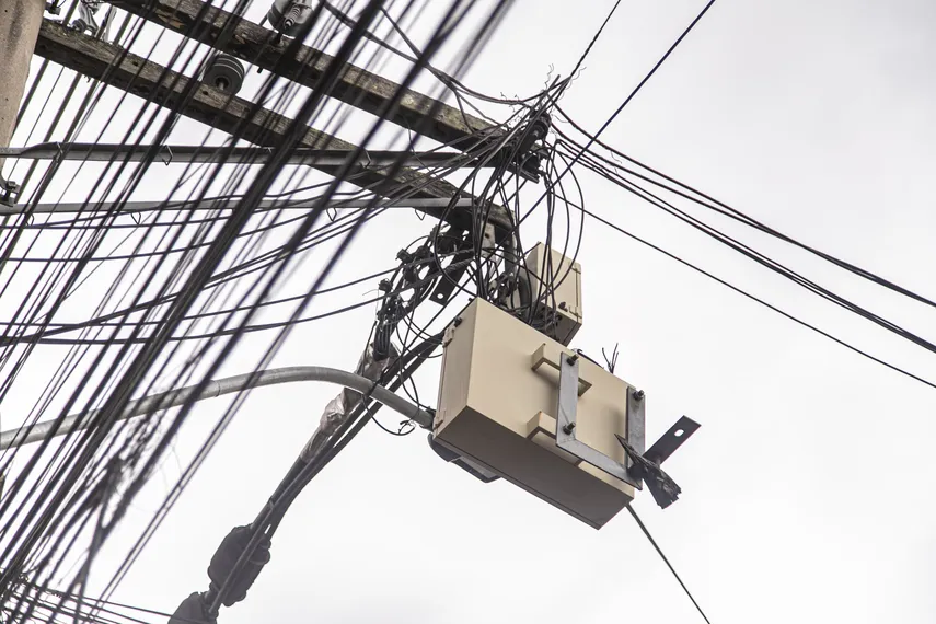 Caixa de distribuição elétrica "pendurada" em poste gera transtorno a moradores do bairro Antonina