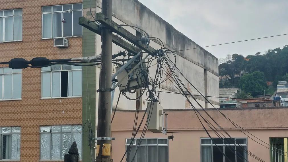 Caixa de distribuição elétrica "pendurada" em poste gera transtorno a moradores do bairro Antonina