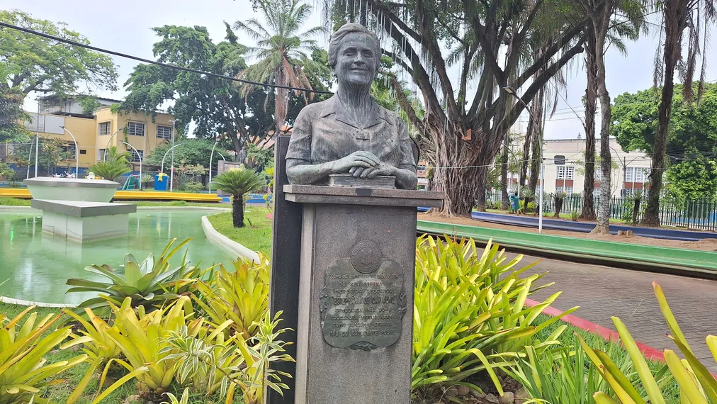 Curiosidades gonçalenses: Você sabia que a Praça Zé Garoto tem esculturas em homenagem a grandes personalidades do município?