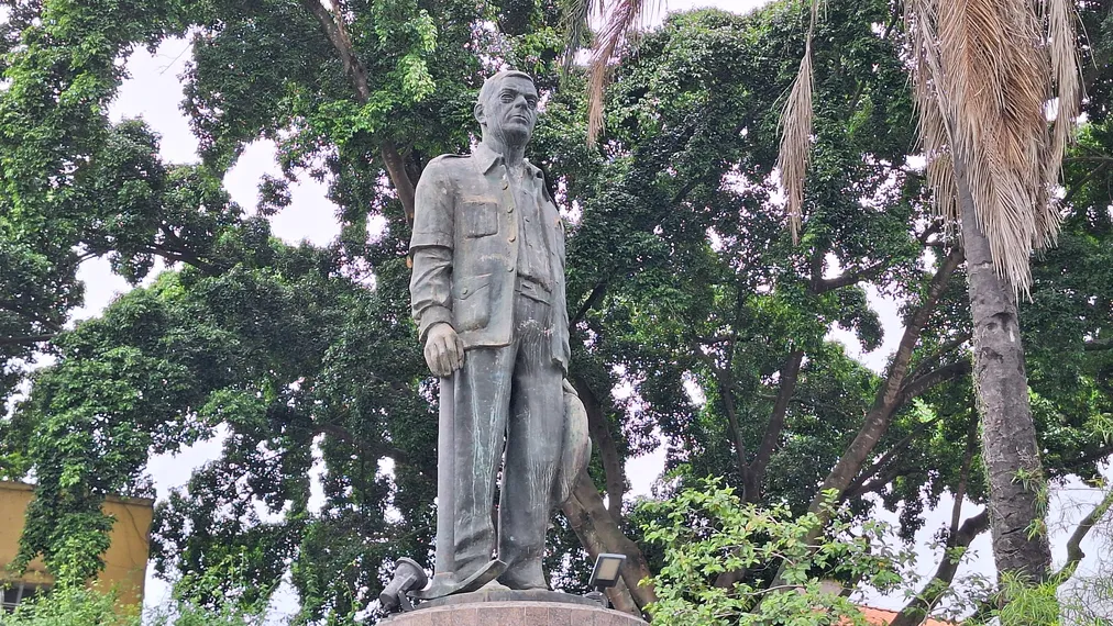 Curiosidades gonçalenses: Você sabia que a Praça Zé Garoto tem esculturas em homenagem a grandes personalidades do município?