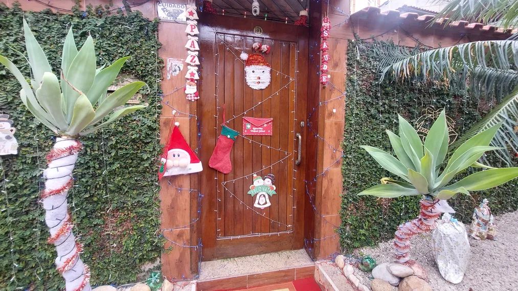 Está chegando o Natal: Decoração temática de casa no Alcântara surpreende e se consagra atração turística do bairro