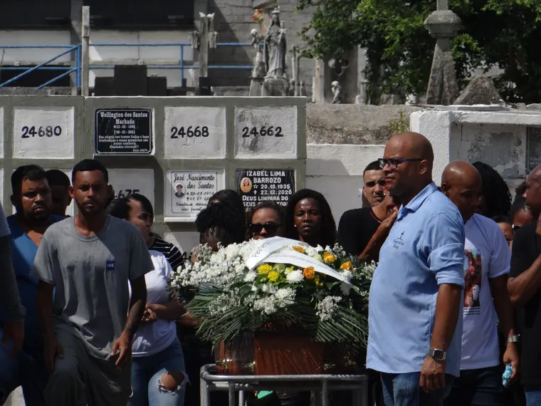 Familiares se despedem de vítimas mortas em ataque a bar em Niterói em comemoração de alvinegros