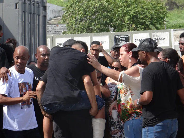 Familiares se despedem de vítimas mortas em ataque a bar em Niterói em comemoração de alvinegros