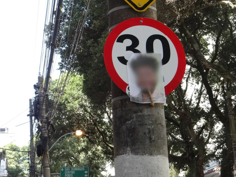 Fotos de homem espalhadas em postes no Rio e em Niterói intriga moradores