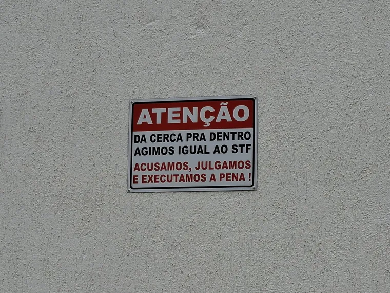 Líder de esquema de anabolizantes ilegais é preso em casa com placas ameaçadoras em SG