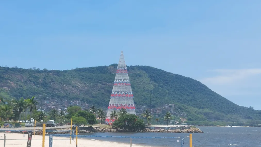 Niterói começa a desmontar árvore de Natal inaugurada há três dias; Vídeos