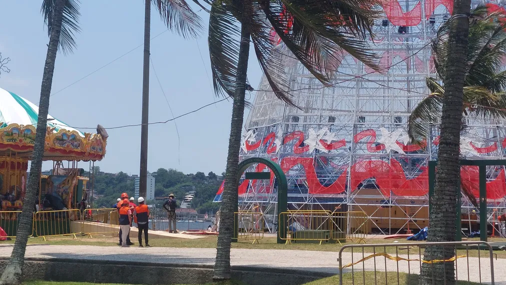 Niterói começa a desmontar árvore de Natal inaugurada há três dias; Vídeos