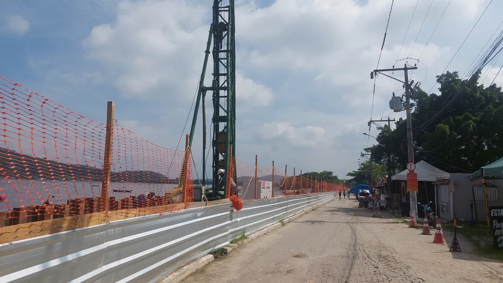 Obra de revitalização na orla da Praia das Pedrinhas segue a todo vapor em São Gonçalo