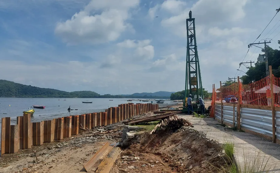 Obra de revitalização na orla da Praia das Pedrinhas segue a todo vapor em São Gonçalo