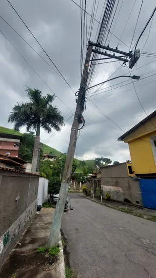 Poste com risco de queda gera insegurança a moradores do Barro Vermelho, em SG