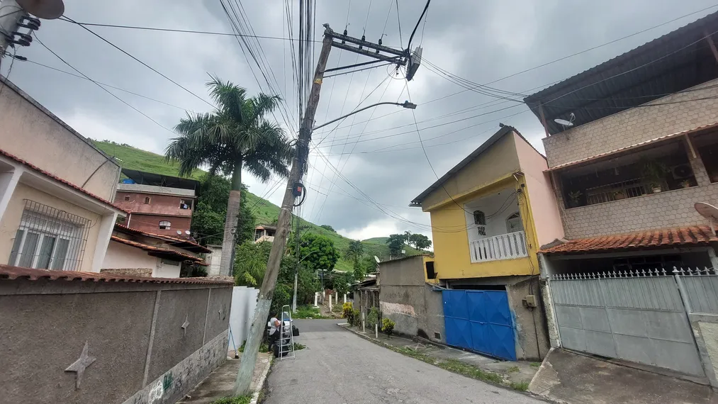 Poste com risco de queda gera insegurança a moradores do Barro Vermelho, em SG