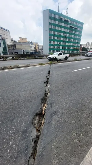 Rachaduras no viaduto de Alcântara causam insegurança aos motoristas