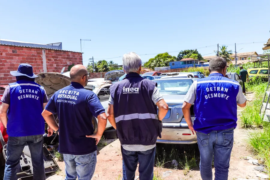 Agentes da Operação Desmonte interditam quatro ferros-velhos em Itaboraí