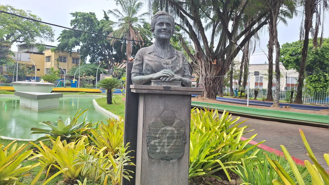 Curiosidades gonçalenses: Você sabia que a Praça Zé Garoto tem esculturas em homenagem a grandes personalidades do município?