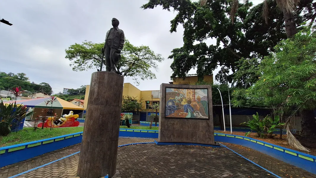 Curiosidades gonçalenses: Você sabia que a Praça Zé Garoto tem esculturas em homenagem a grandes personalidades do município?