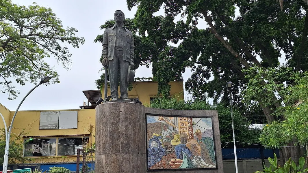 Curiosidades gonçalenses: Você sabia que a Praça Zé Garoto tem esculturas em homenagem a grandes personalidades do município?