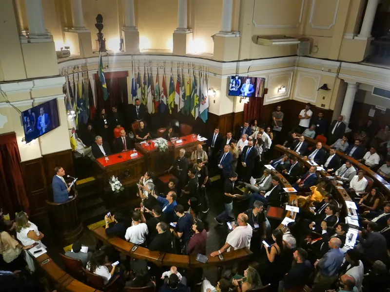 Em diplomação, Rodrigo Neves promete fazer de Niterói a melhor cidade em qualidade de vida do Brasil