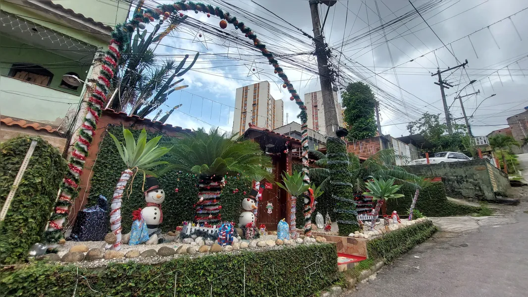 Está chegando o Natal: Decoração temática de casa no Alcântara surpreende e se consagra atração turística do bairro