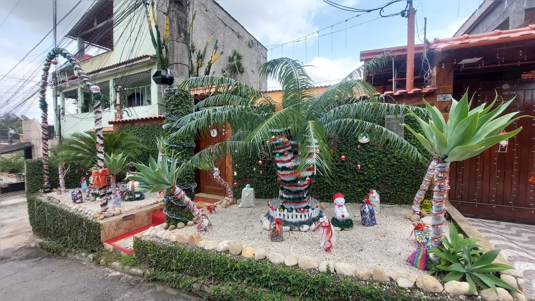 Está chegando o Natal: Decoração temática de casa no Alcântara surpreende e se consagra atração turística do bairro