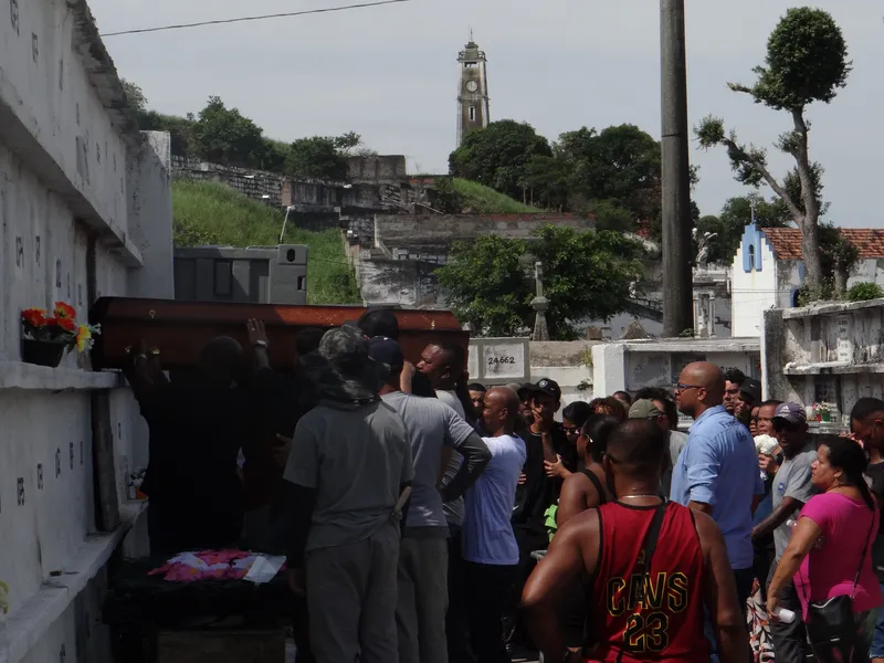 Familiares se despedem de vítimas mortas em ataque a bar em Niterói em comemoração de alvinegros